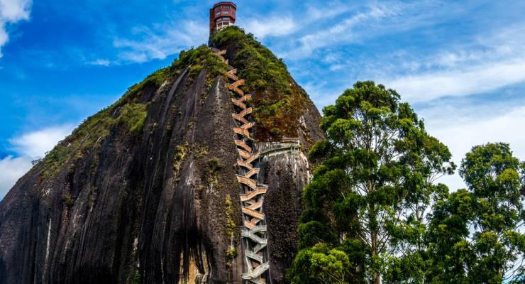 悪魔のタワーに虹色の川 南米 コロンビア の絶景観光スポット５選 Taptrip