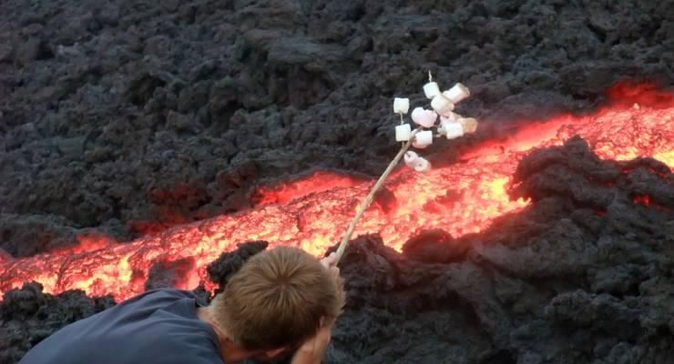 忘れられない体験 グアマテラの溶岩が流れるパカヤ火山でマシュマロを焼こう Taptrip