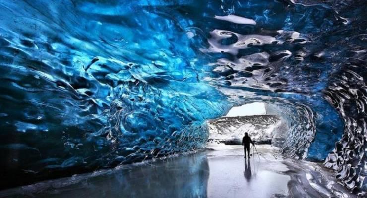 アイスランド ヴァトナヨークトル氷河の洞窟スーパーブルー 青く輝く神秘世界 Taptrip