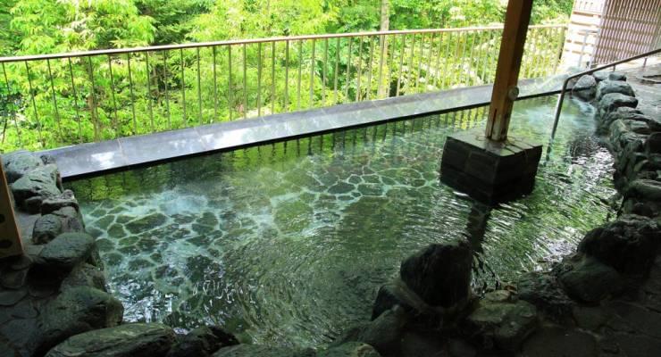 足湯もあり 秋川渓谷温泉 瀬音の湯 あきる野市 で渓谷を見下ろす露天風呂 Taptrip