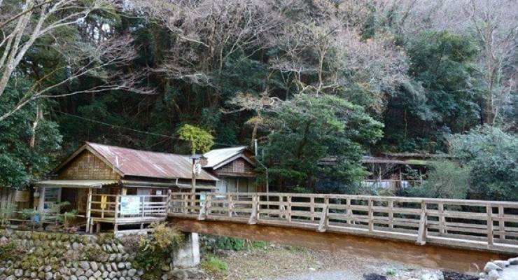 伊豆 大沢温泉 かじかの湯 で日帰り温泉に立ち寄り 郷土料理 黒米うどんや美術館も Taptrip