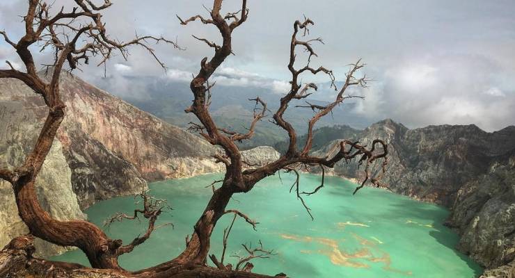 インドネシア ジャワ島にあるこの世の地獄 イジェン火山 湖 そこに住むのは神 悪魔 Taptrip