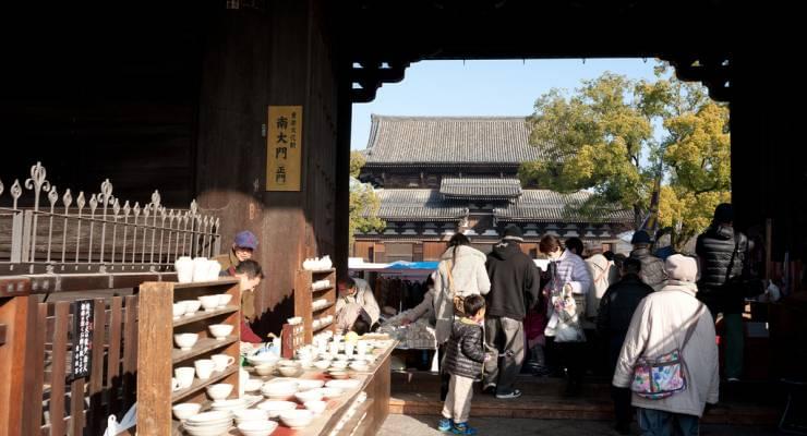 東寺で毎月行われている骨董市 弘法市 に行こう Taptrip