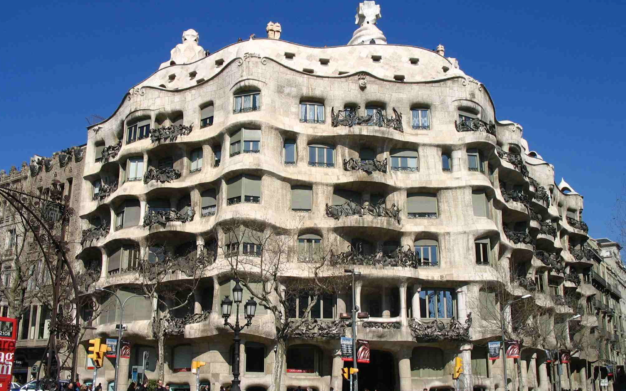 情熱の国スペイン、ガウディ建築の数々は絶対に見逃せない！