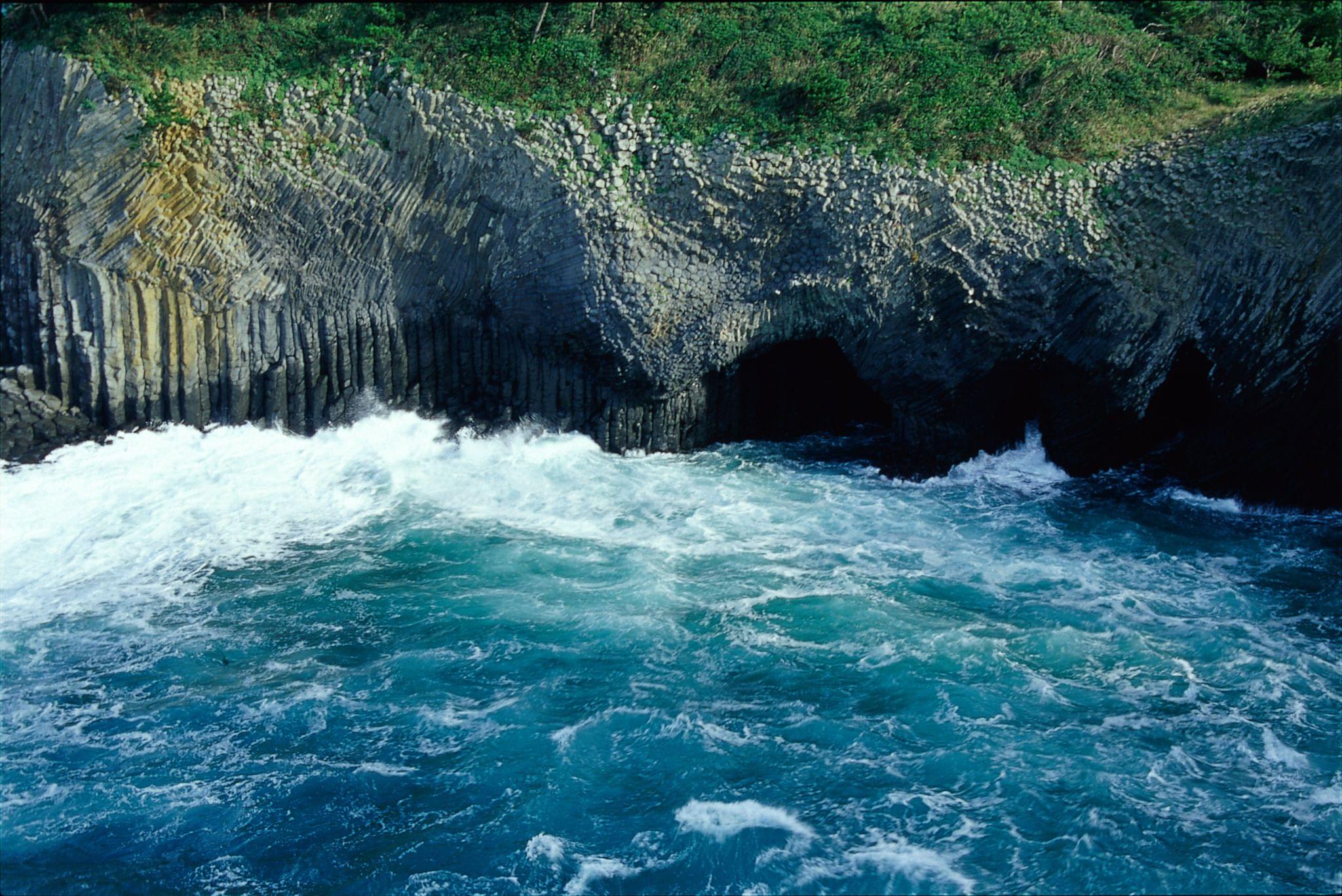 滋賀の絶景観光スポット「七つ釜」！奇岩の洞窟をカヤックで探索しよう！