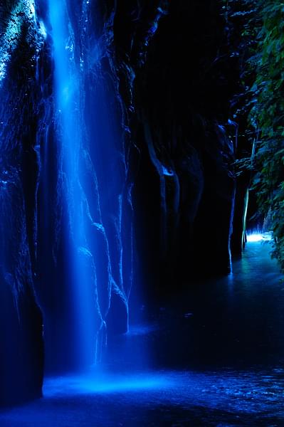 神々しい光に包まれるパワースポット「真名井の滝」が美しすぎる