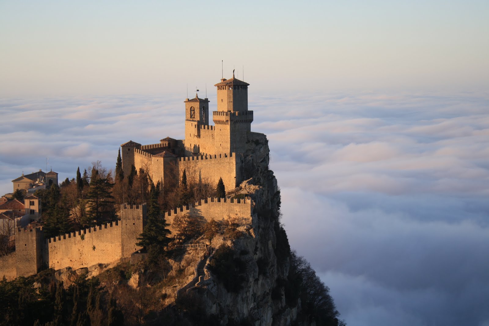 雲の上のサンマリノ！天空の城砦の絶景スポットが凄かった