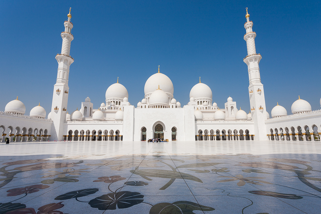 アラブ・アブダビ豪華観光スポット「シェイク・ザイード・グランド・モスク」の総工費は？