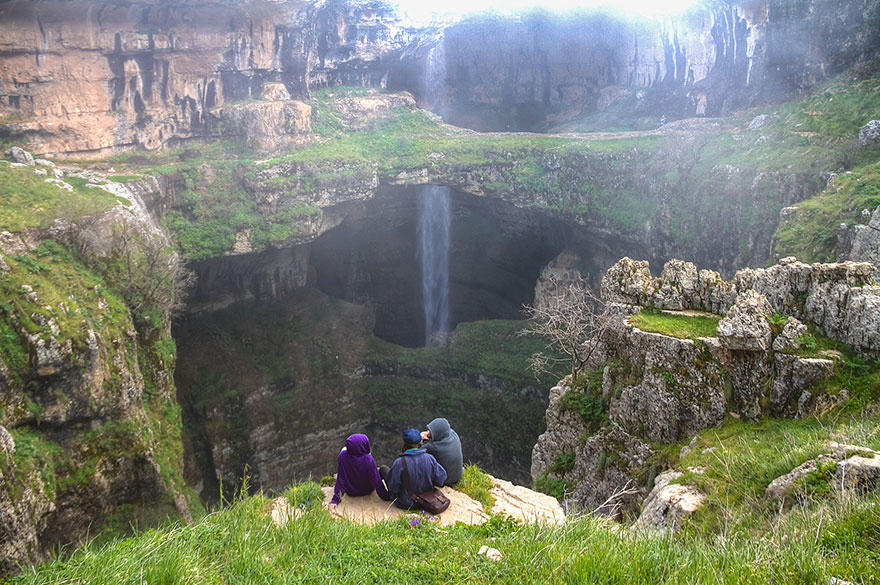 地下に吸い込まれる奇跡の滝！レバノンのバータラ峡谷の滝は必見！