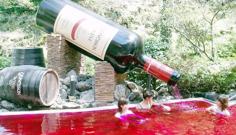 箱根小涌ユネッサンのワインや日本酒に浸かれるお風呂が超人気！