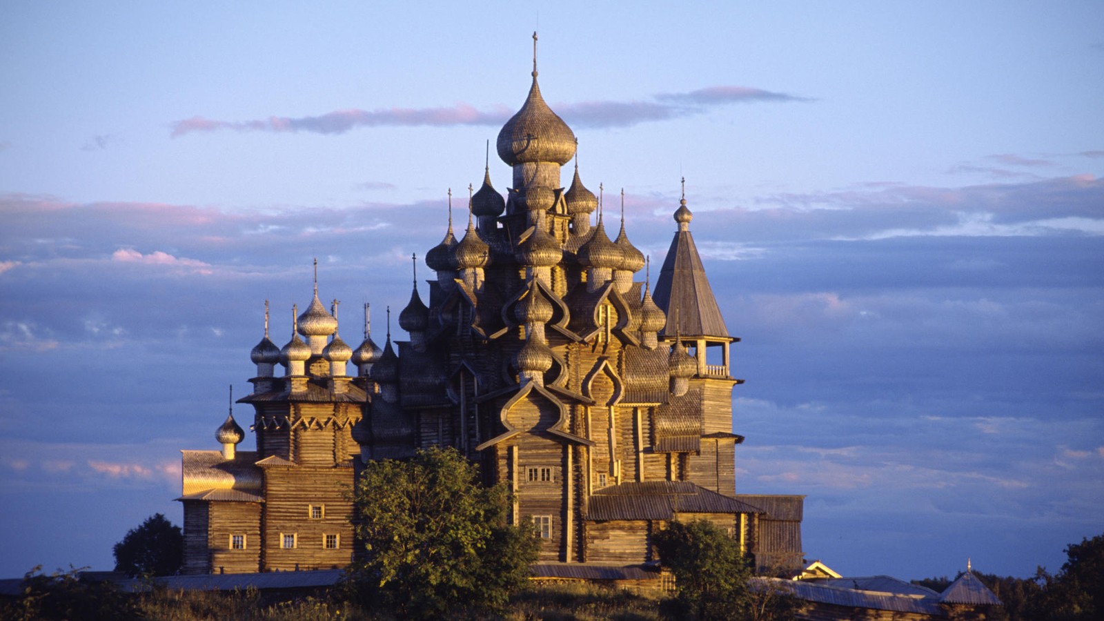 ロシア・キジ島の木造教会を観光！ファンタジー感溢れる美しさを目の当たりに