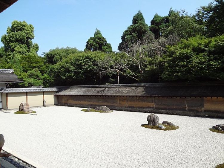 京都・龍安寺にある石庭の秘密！謎が謎を呼ぶ?!