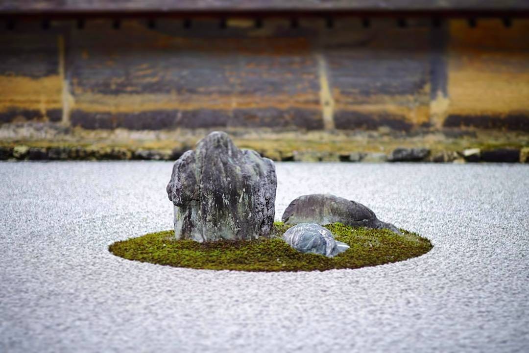京都・龍安寺にある石庭の秘密！謎が謎を呼ぶ?!