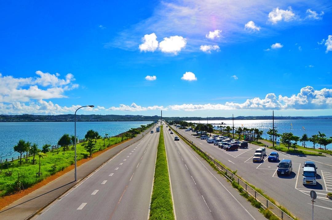 沖縄の絶景ロードは海中道路だけじゃない！海と一体化した奇跡の道路あれこれ