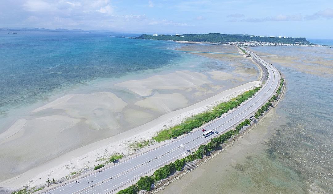 沖縄の絶景ロードは海中道路だけじゃない！海と一体化した奇跡の道路あれこれ