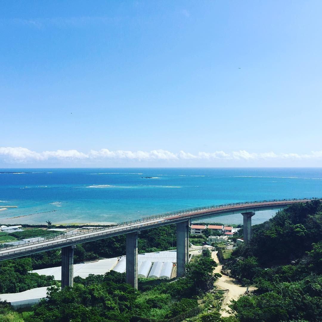 沖縄の絶景ロードは海中道路だけじゃない！海と一体化した奇跡の道路あれこれ