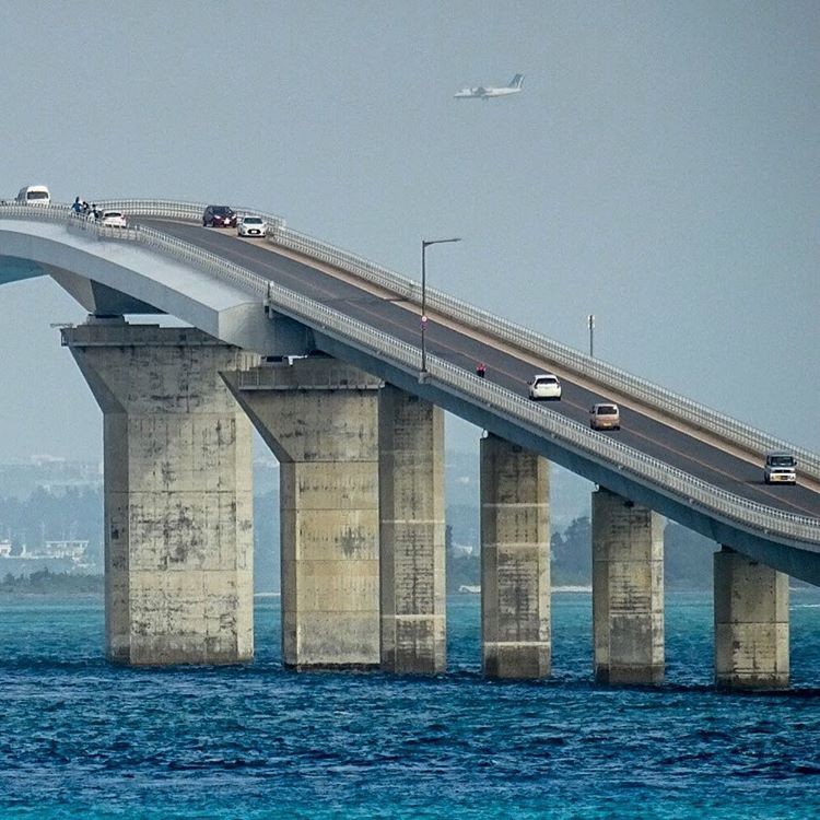 沖縄の絶景ロードは海中道路だけじゃない！海と一体化した奇跡の道路あれこれ