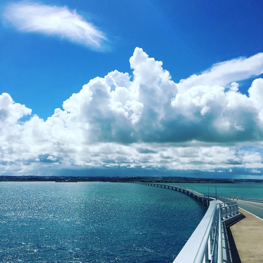 沖縄の絶景ロードは海中道路だけじゃない！海と一体化した奇跡の道路あれこれ