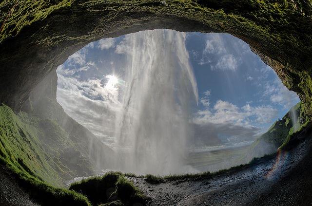 【世界の絶景】古代から流れ続ける圧巻の滝！神秘の光景6選