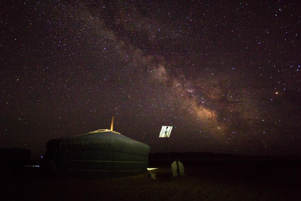 モンゴル旅行でラクダに乗って遊牧民生活を体験！砂漠で星空観測や、乗馬も！