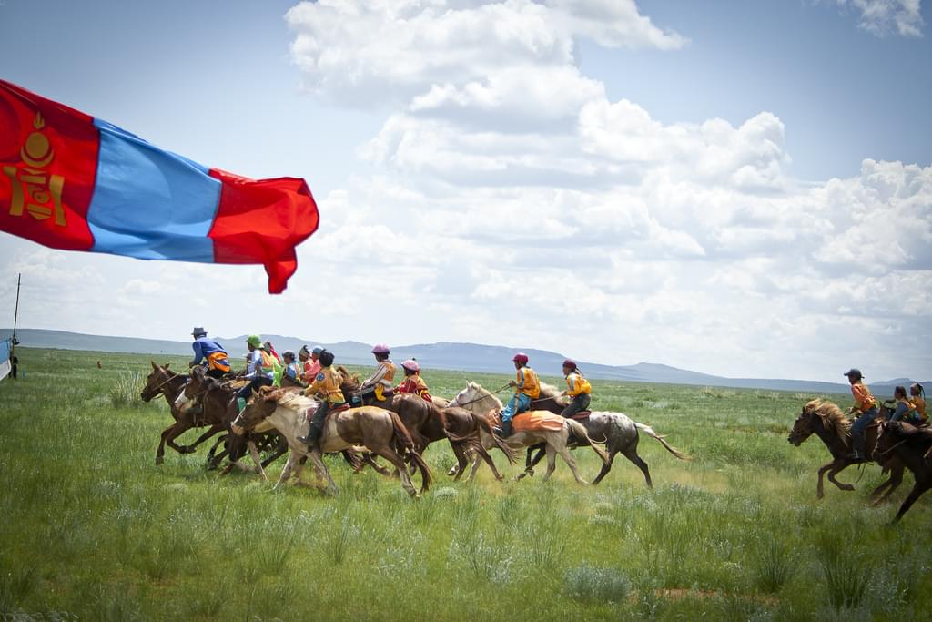 モンゴル旅行でラクダに乗って遊牧民生活を体験！砂漠で星空観測や、乗馬も！