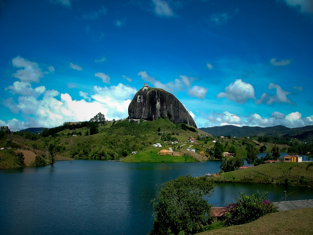 悪魔のタワーに虹色の川！？南米「コロンビア」の絶景観光スポット５選