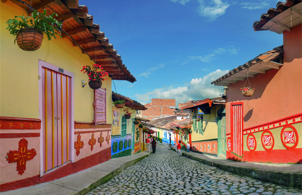 悪魔のタワーに虹色の川！？南米「コロンビア」の絶景観光スポット５選