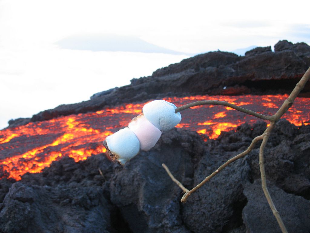 忘れられない体験！グアマテラの溶岩が流れるパカヤ火山でマシュマロを焼こう！