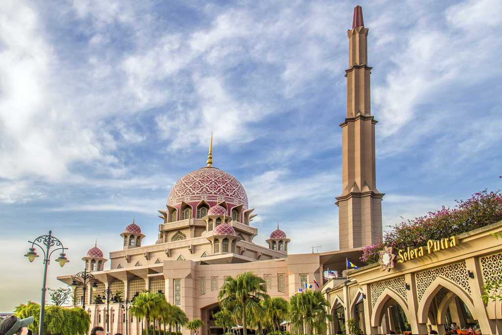 お土産も買える！マレーシアのピンクモスクは可愛すぎる観光スポットとして大人気！