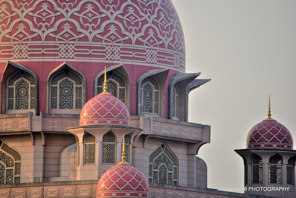 お土産も買える！マレーシアのピンクモスクは可愛すぎる観光スポットとして大人気！