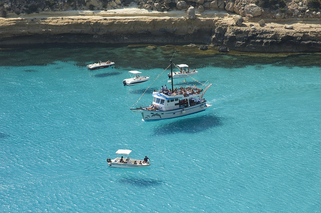 イタリア絶景・ランぺドゥーザ島ガイド！透明すぎる海で「空飛ぶ船」を見よう