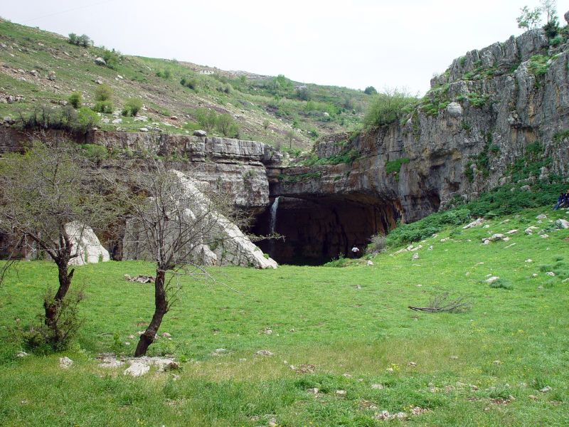 地下に吸い込まれる奇跡の滝！レバノンのバータラ峡谷の滝は必見！