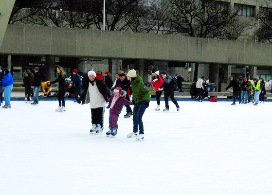 絶景すぎるロケーション！カナダのトロントでアイススケートに挑戦しよう！