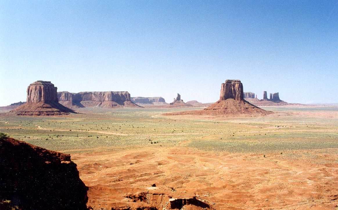 大自然が刻んだ記念碑！荒涼とした砂漠にそびえるモニュメントバレーの絶景
