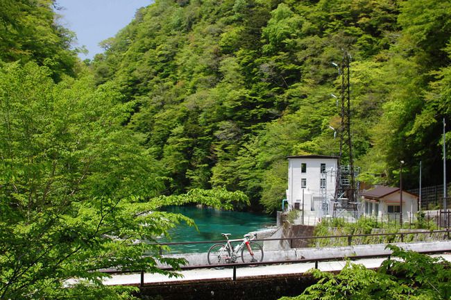 都心からわずか90分！神奈川のユーシン渓谷のエメラルドグリーンが神秘的！