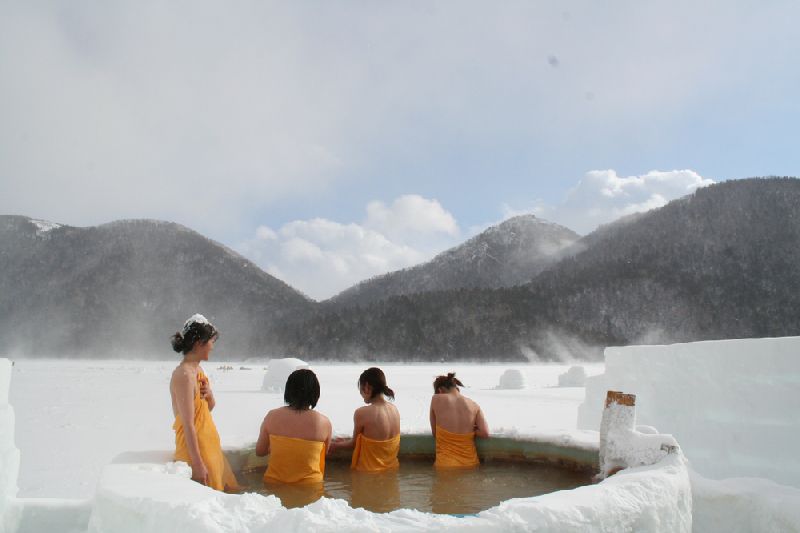 外気温度差60度？！氷上露天風呂で極限の冬を満喫！しかりべつ湖コタンとは？