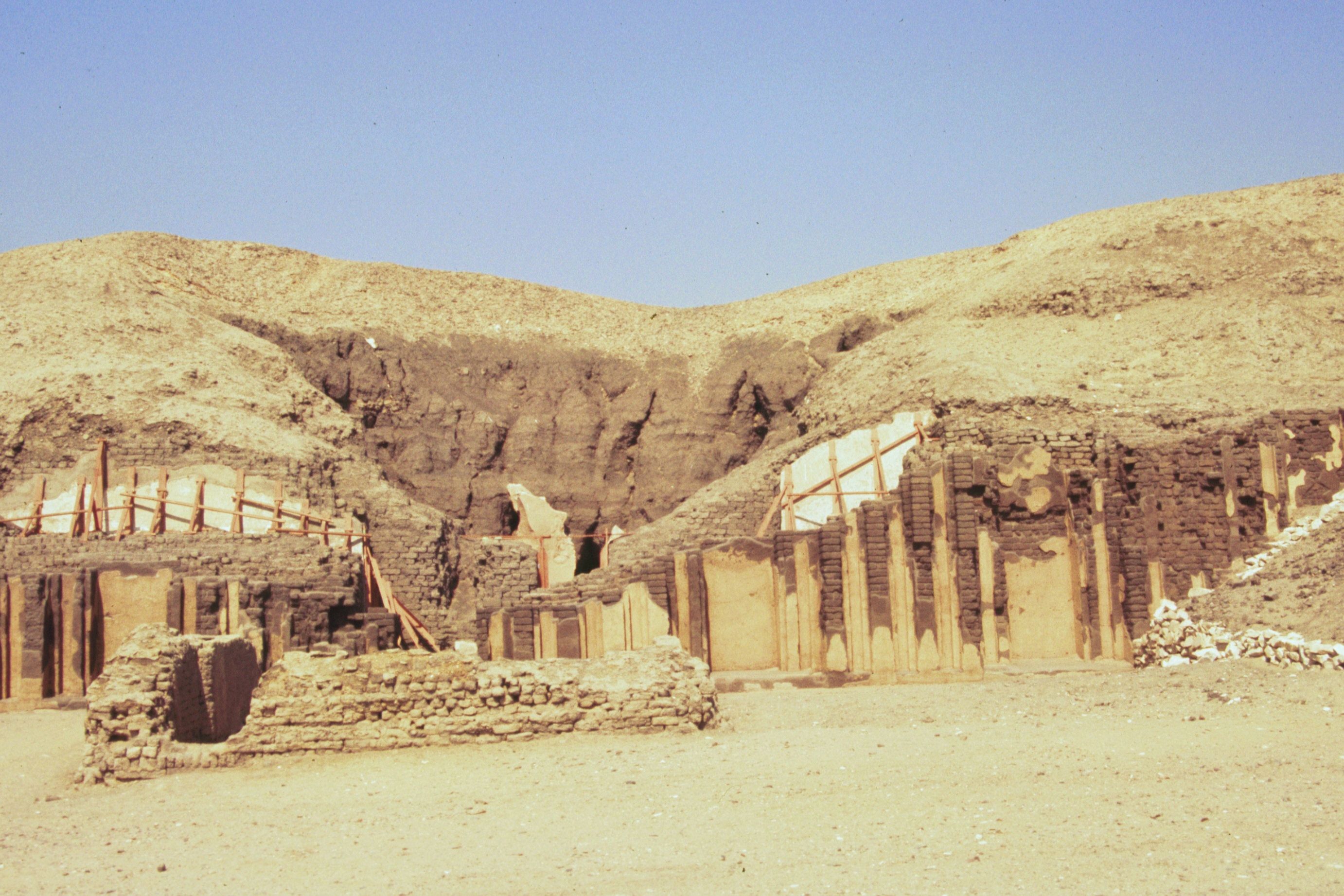 砂漠地帯メイドゥームでは、ピラミッドとマスタバ墳をゆっくり堪能できる！