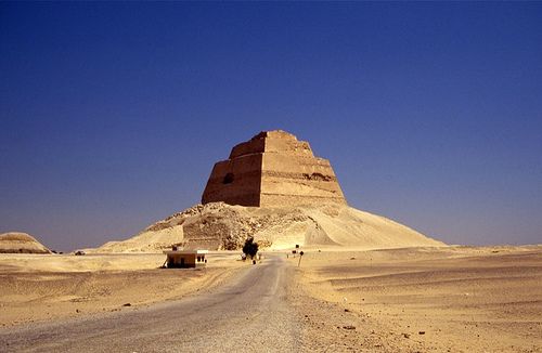 砂漠地帯メイドゥームでは、ピラミッドとマスタバ墳をゆっくり堪能できる！