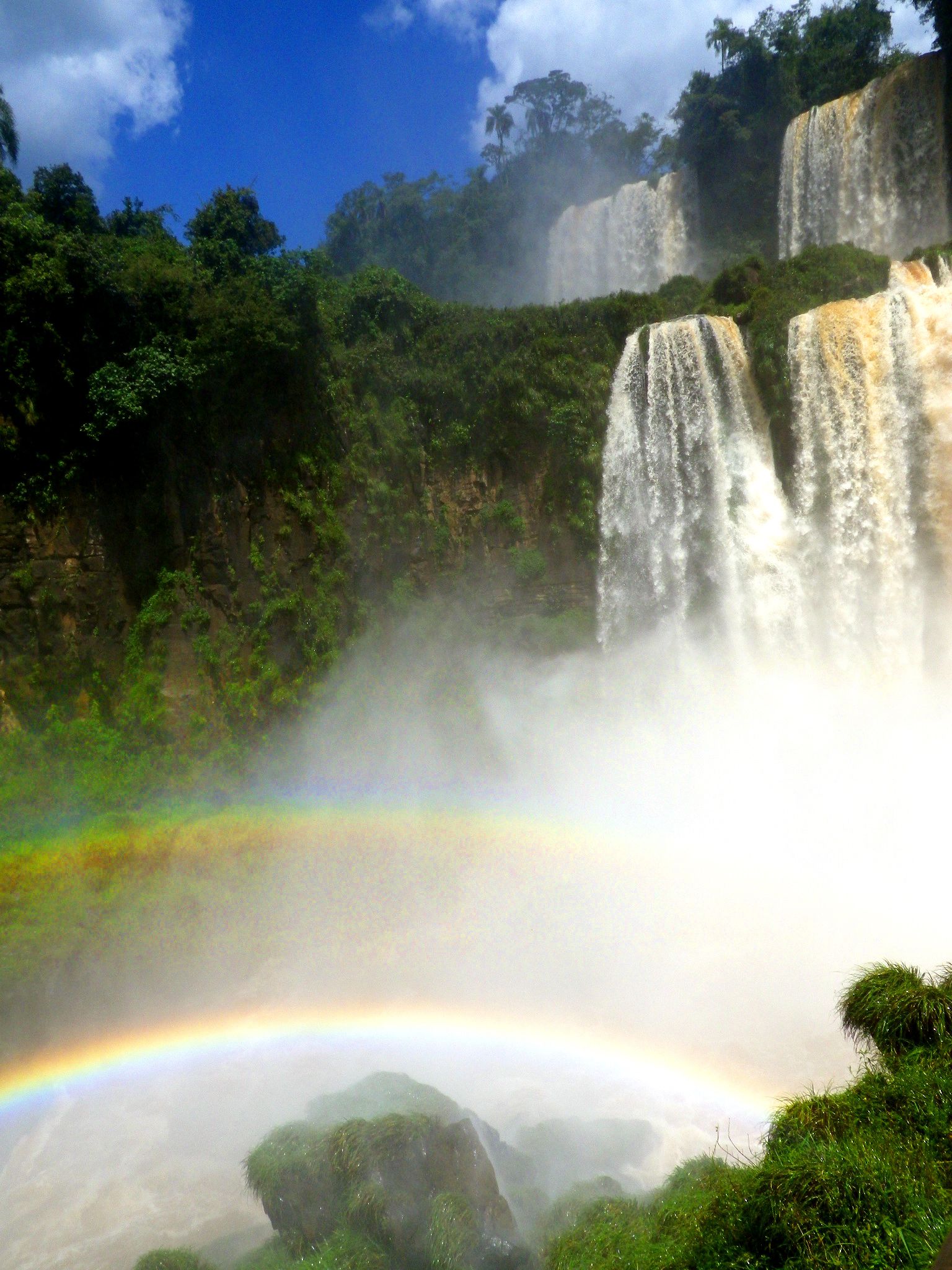 アルゼンチンとブラジルにまたがるイグアスの滝大特集！アクセス方法から人々が魅了され続ける秘密まで