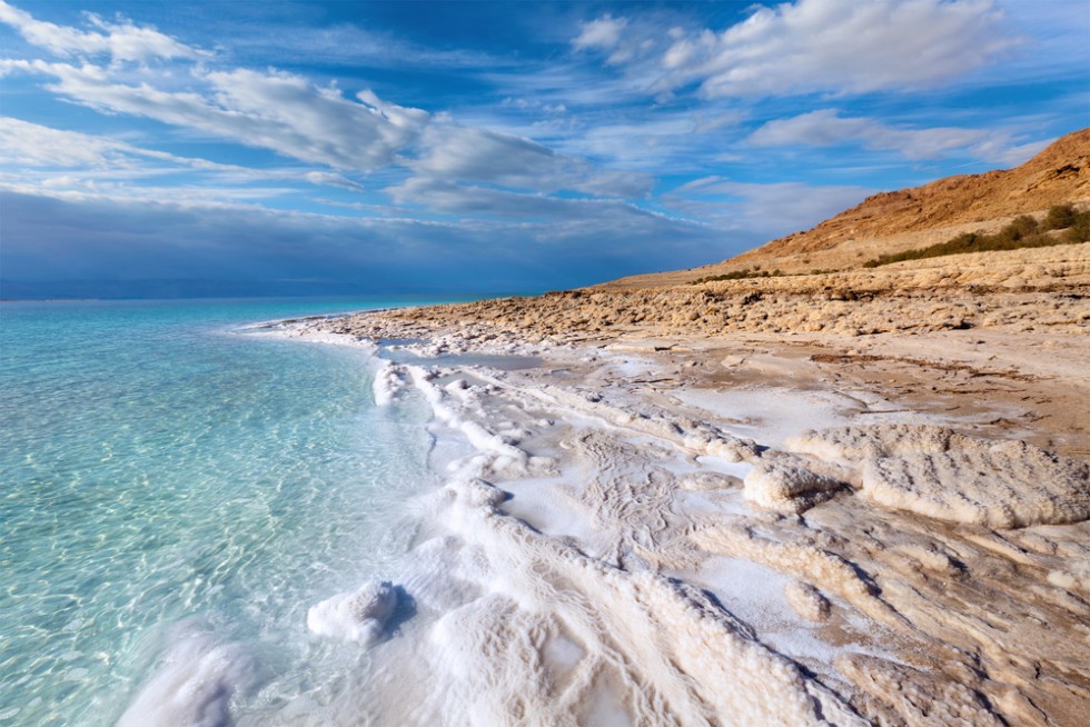 イスラエルとヨルダンにまたがる死海の魅力大特集！ミネラル豊富な死海の泥でナチュラルエステ