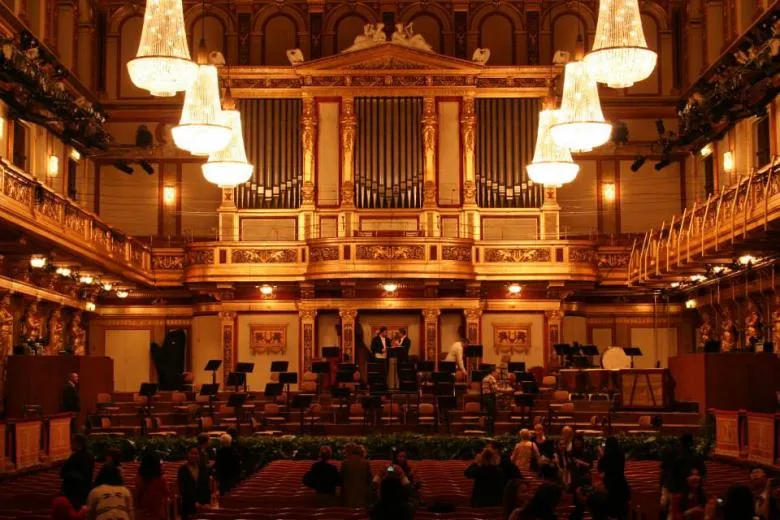 大ホール（通称ゴールデンホール）。