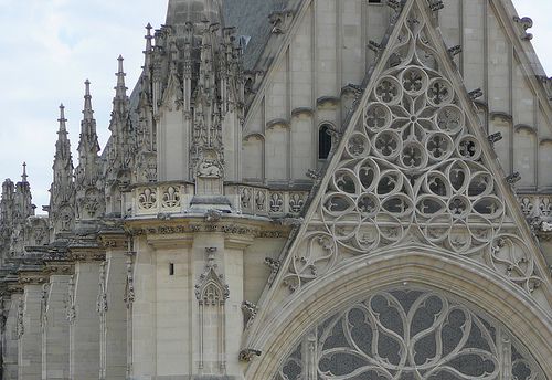 パリ観光でおすすめの教会サント・シャペル！絶対に行くべき理由とは？神秘的なステンドグラスにうっとり