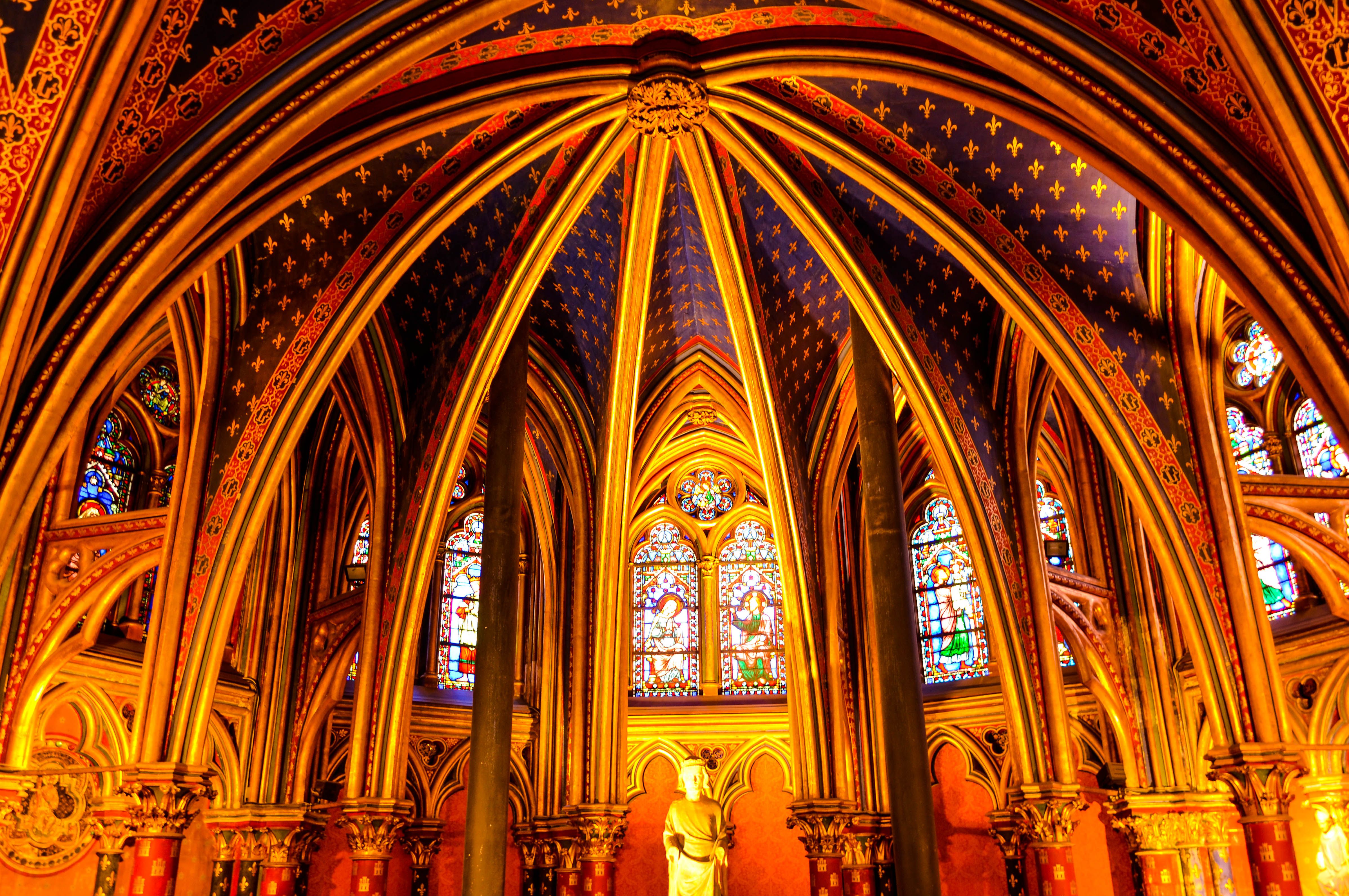 パリ観光でおすすめの教会サント・シャペル！絶対に行くべき理由とは？神秘的なステンドグラスにうっとり