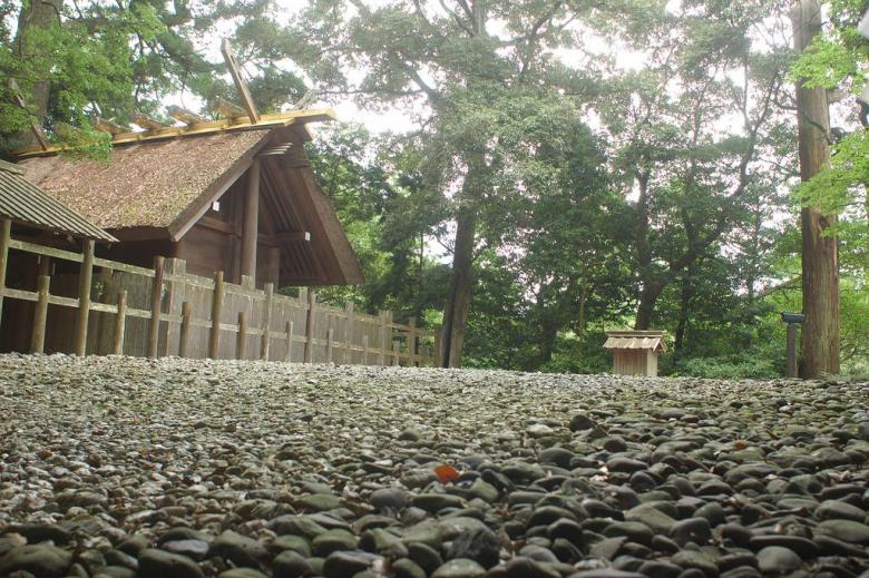 足元に気を付けながら地蔵石や亀石を探してみてください