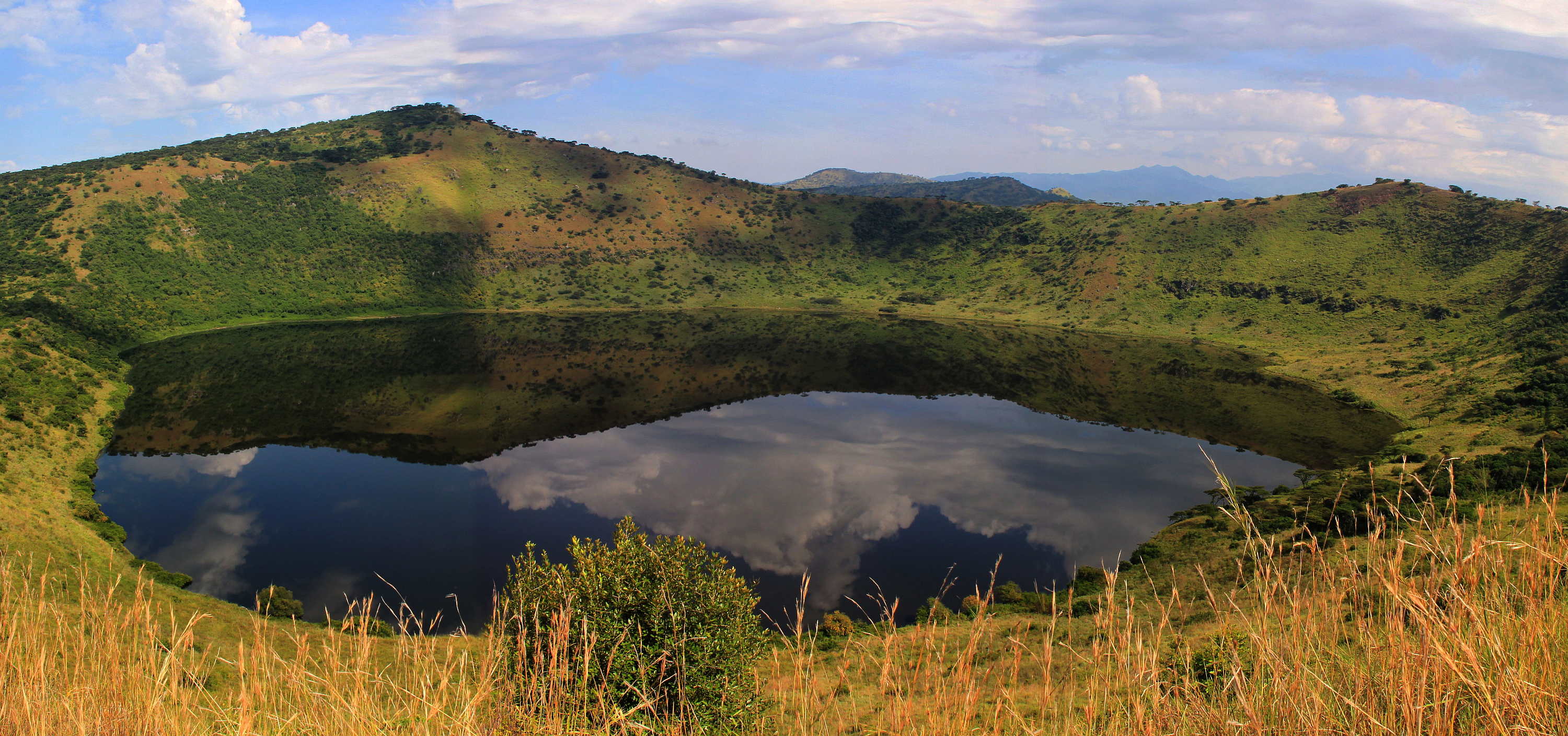 ウガンダの人気観光スポットクイーンエリザベス国立公園でサファリや少数民族に出会う旅