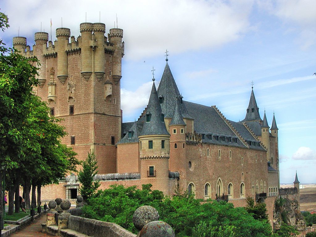 白雪姫のお城のモデル町！スペイン・セゴビアの観光スポットと名物料理を紹介