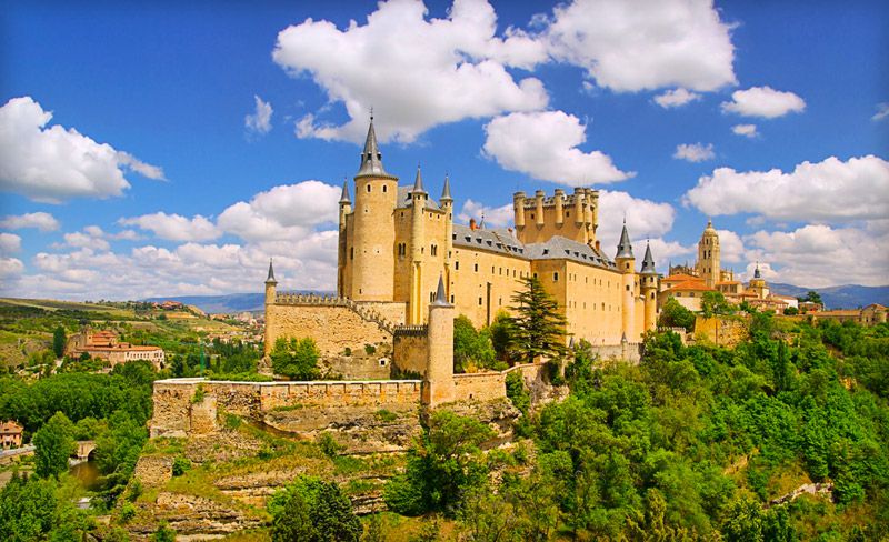 白雪姫のお城のモデル町！スペイン・セゴビアの観光スポットと名物料理を紹介