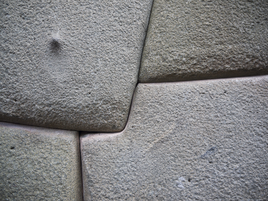 ペルー・インカ帝国の首都クスコの12角の石の魅力に迫る！謎に包まれた神秘の石
