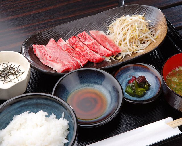 ステーキも焼き肉も！大阪・梅田でボリューム肉料理ランチが食べられるお店4選