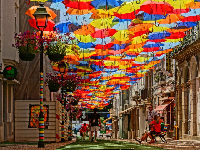 暑さも吹っ飛ぶポルトガルのアグエダの傘の道に行きたい！
